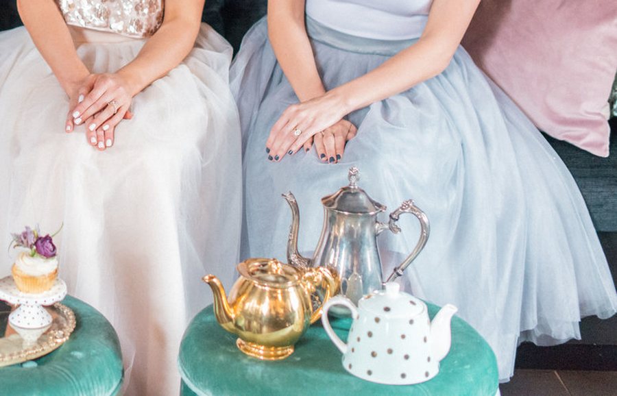 Gold teapot and cupcakes